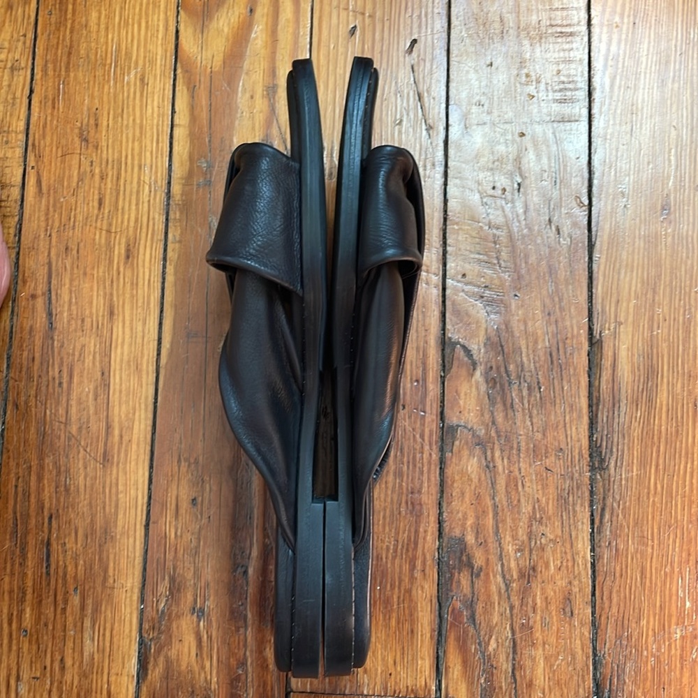 Freda Salvador Black Leather Twisted Strap Slide Sandals - Picture 4 of 5